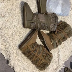 Women fur winter boots pair